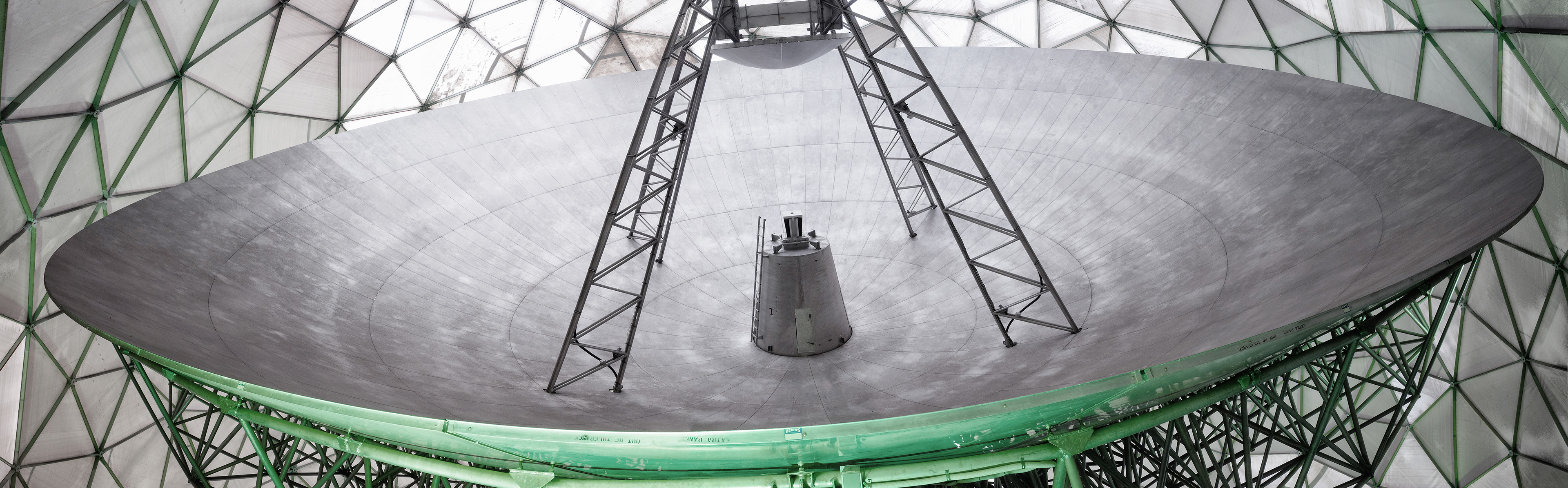 Radare gibt es in allen Größen und verschiedenen Bauformen. TIRA ist eines der größten Weltraumbeobachtungsradare mit Parabol-Spiegel weltweit.